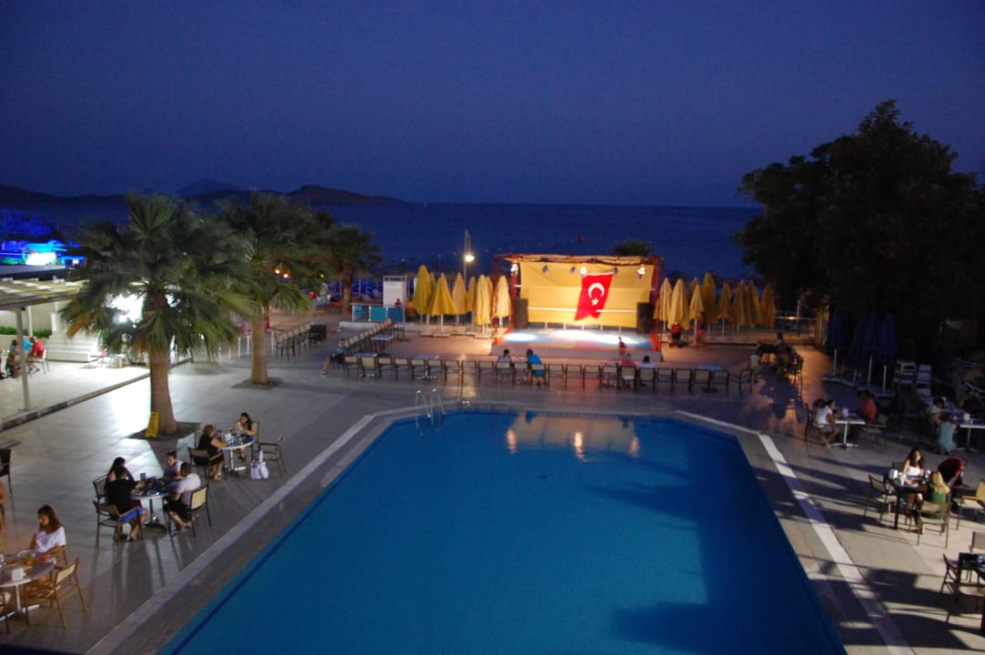 Widok z tarasu na basen oraz scenę Petunya Beach Resort