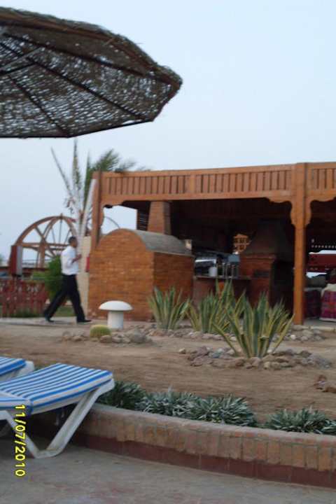 Bar między plażą a basenem Xanadu Club Makady Bay