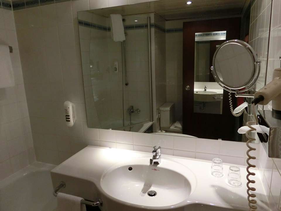 Waschtisch mit große Spiegel Golden Tulip Bielefeld City