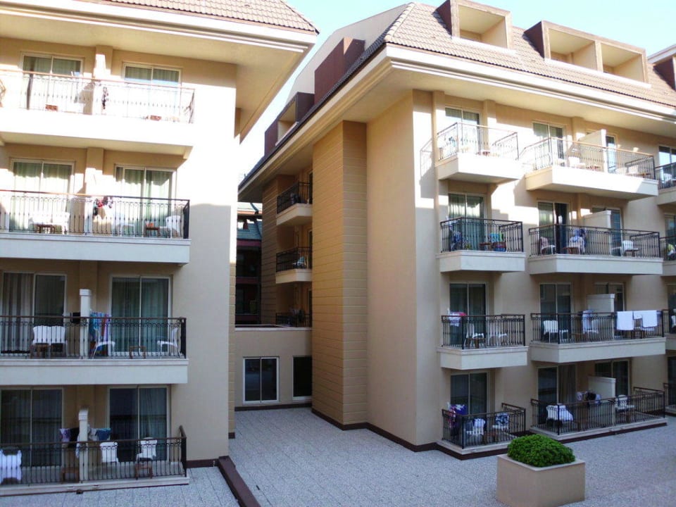 Blick in den Innenhof zu den anderen Häusern Crystal Family Comfort Collection