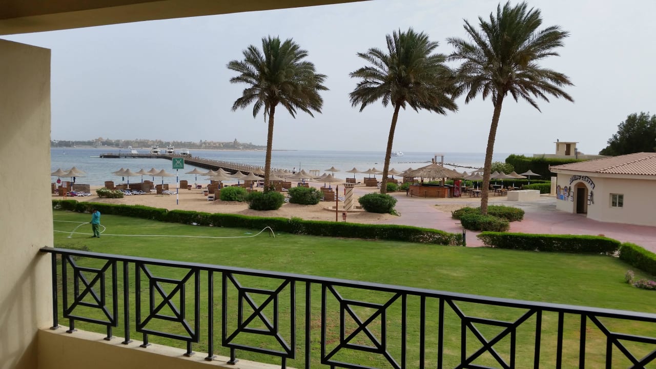 Blick vom Balkon auf Strand und Meer Cleopatra Luxury Resort Makadi Bay