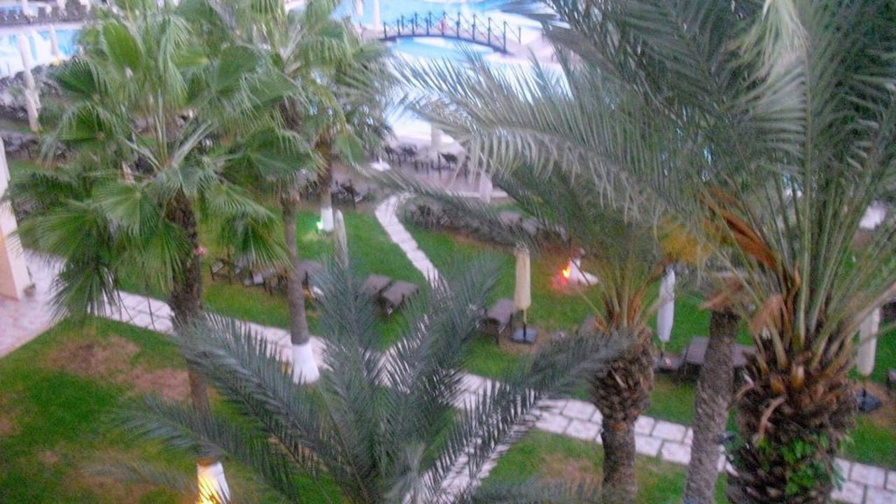 Gartenanlage am Abend Hotel Paradis Palace