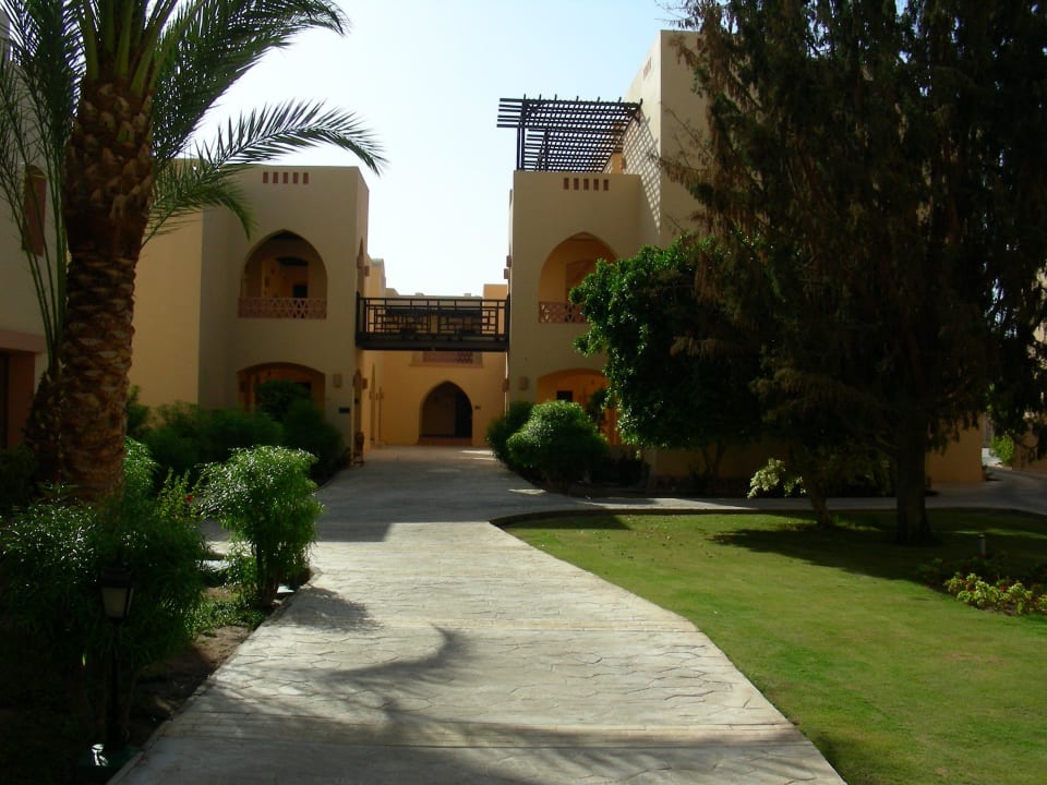 Die grünen Wege zwischen den Wohnblöcken Steigenberger Coraya Beach - Adults only