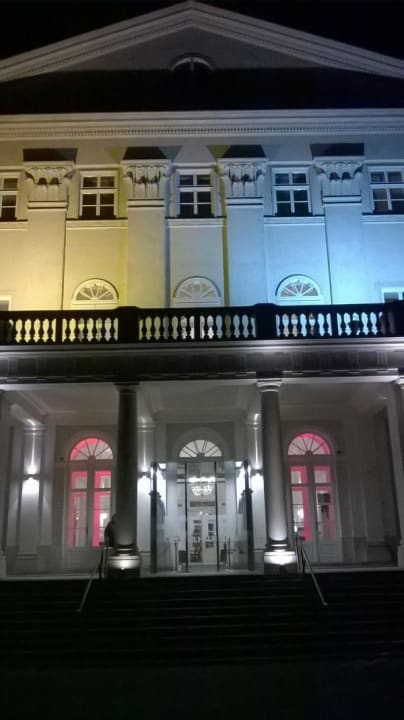 Eingangsbereich bei Nacht Austria Trend Hotel Schloss Wilhelminenberg