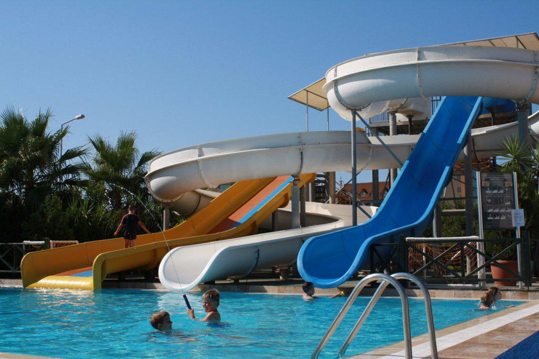 Rutschenbecken mit 3 Rutschen Hane Family Resort
