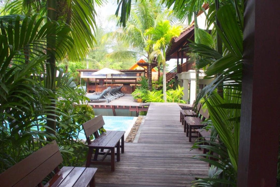 Weg zu der Rezeption und zum Pool Khaolak Oriental Resort - Adults only