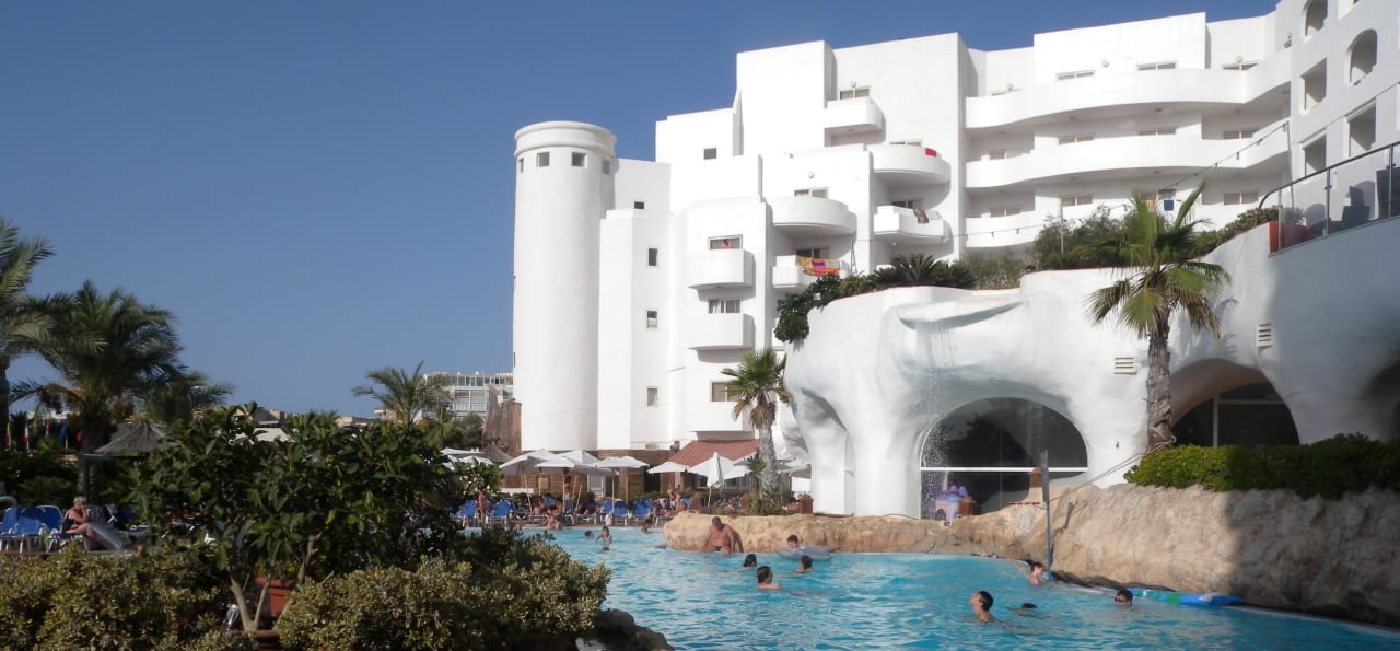 Basen z widokiem na hotel db San Antonio Hotel + Spa