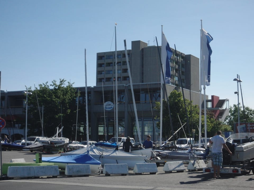 Hotel mit der Olympia Segleranlage im Vordergrund Hotel Olympia