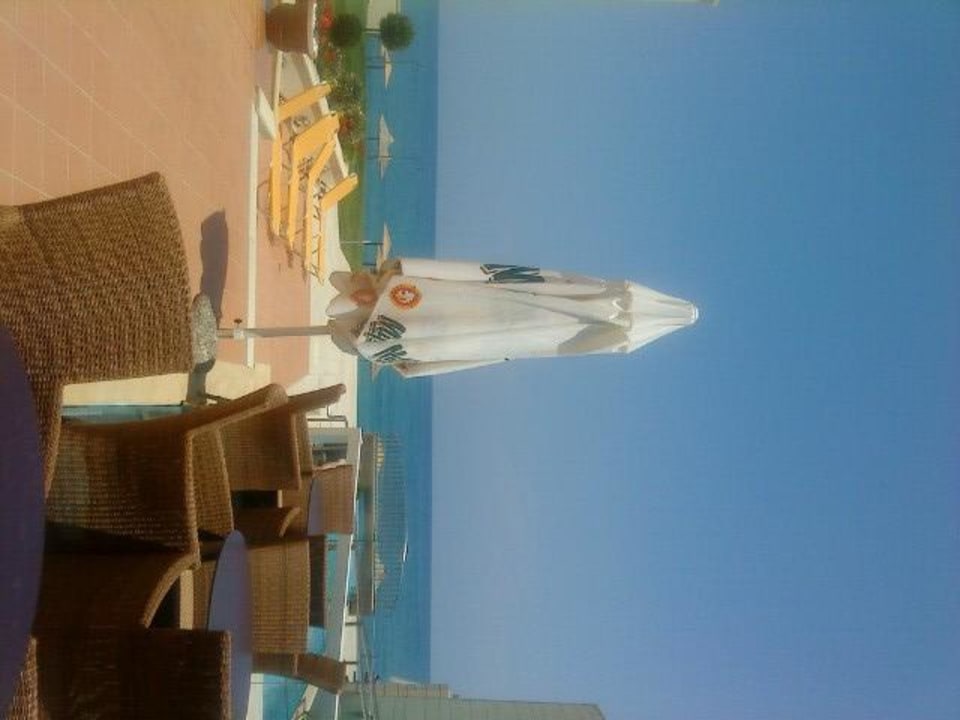 Innenhof mit Teilen der Bar Giannoulis - Grand Bay Beach Resort