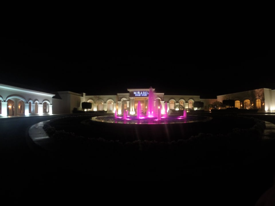 Fontanna przed lobby JAZ Mirabel Beach