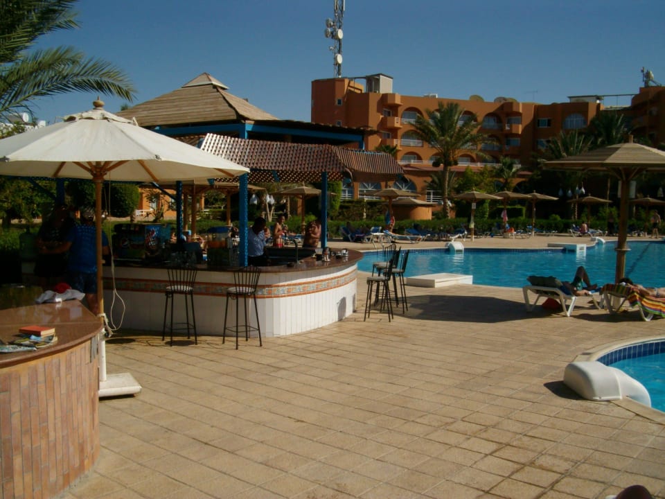 Grosse Poolbar gegenüber dem Hauptgebäude Golden Beach Resort