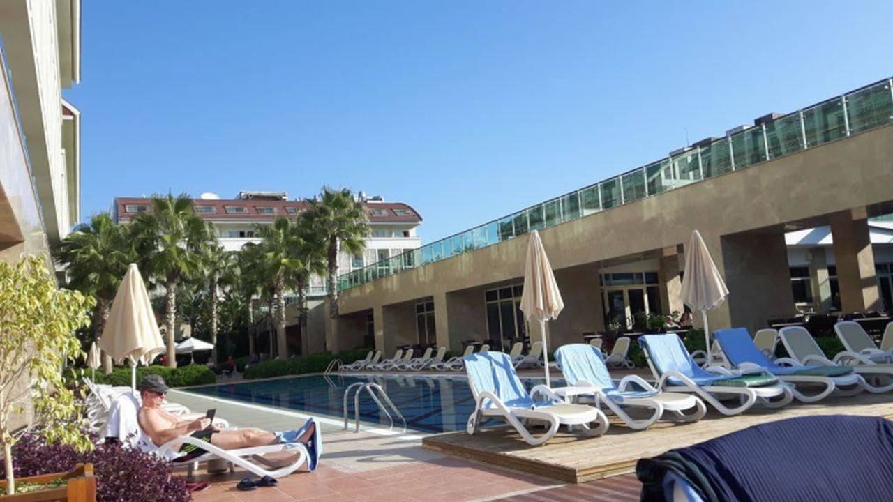 Einer der Pools und Liegen Sentido Trendy Verbena Beach