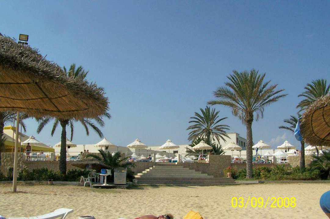 Blick vom Strand zum Hotel Dar Khayam