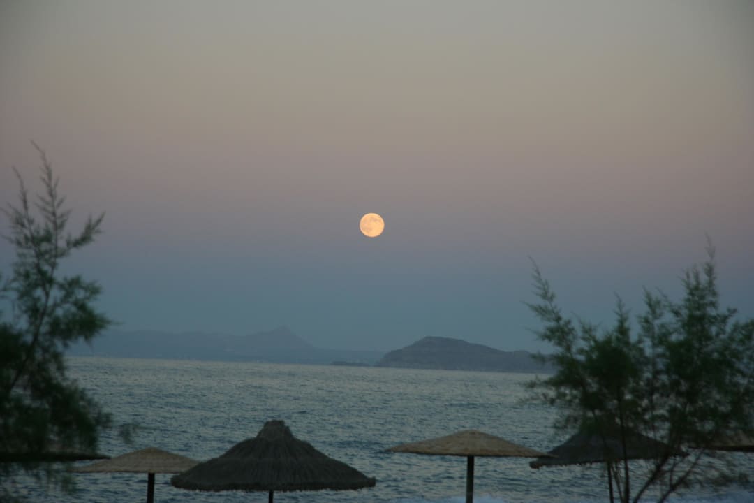 Mondaufgang Giannoulis - Grand Bay Beach Resort