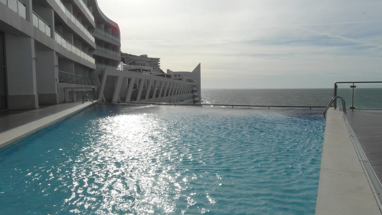 Außenpool im März Sesimbra Oceanfront Hotel