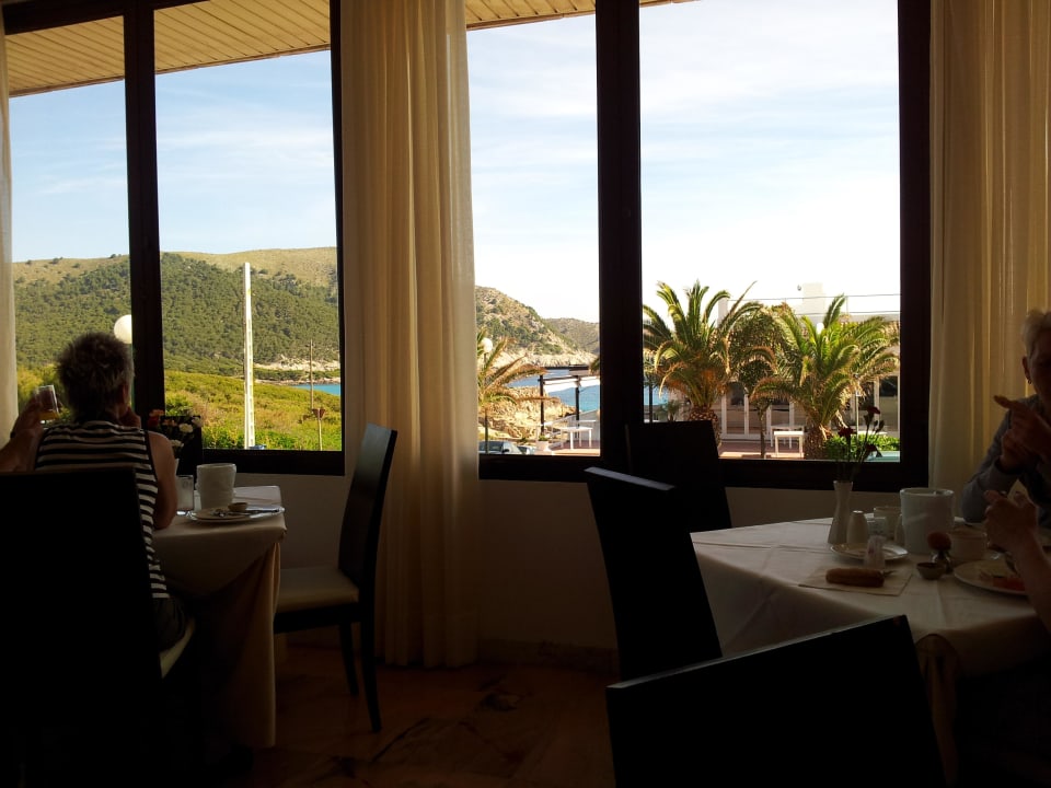 Blick vom Restaurant zur Bucht Hotel & Spa S'Entrador Playa
