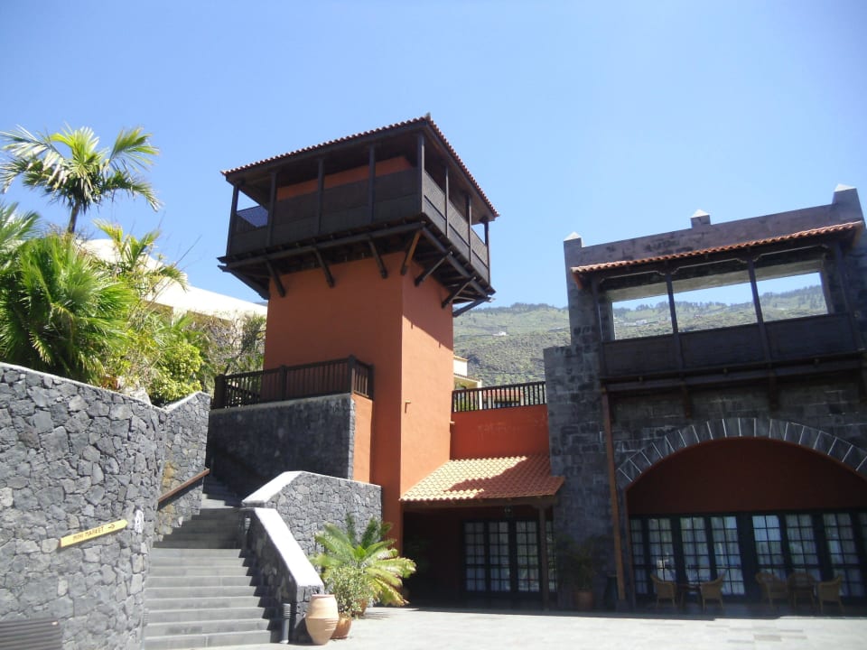 Einer der Aufzüge - als Wachturm gestaltet La Palma Princess