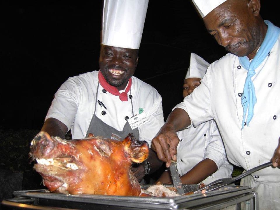 SouChef Francis mit Kollege am Buffet Diani Sea Resort