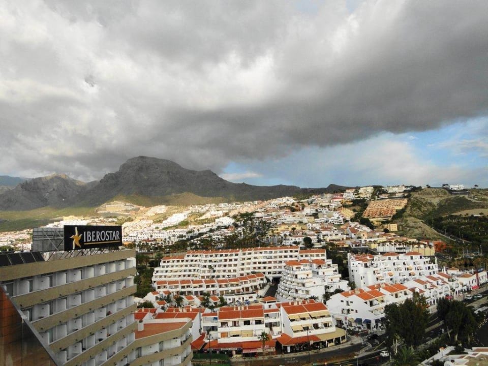 Widok z tarasu na 11 piętrze Iberostar Waves Bouganville Playa