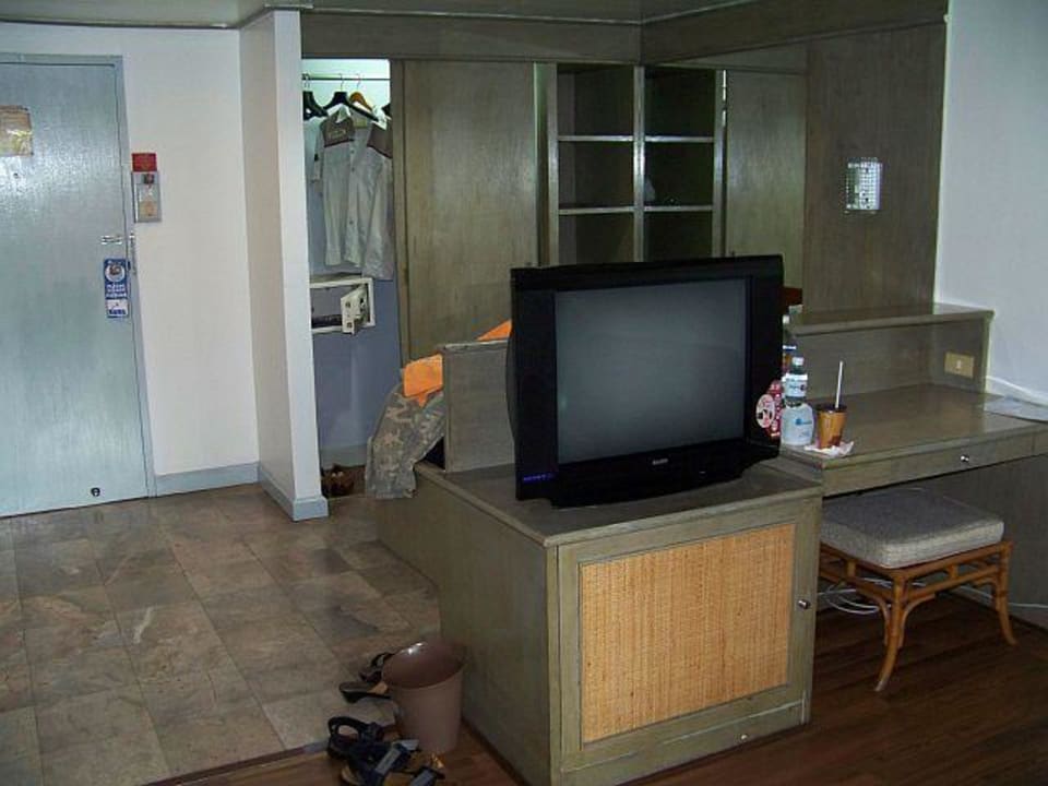 TV und Safe im Schrank Basaya Beach Hotel & Resort