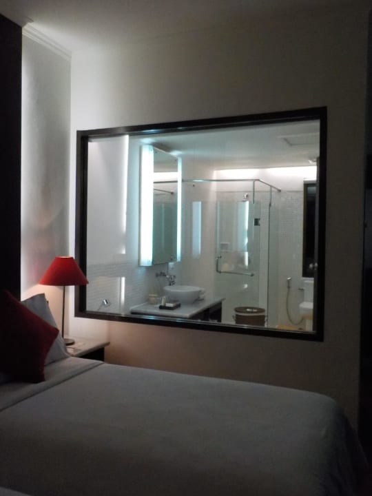 Vom Bett das Fenster ins Bad Segara Village Hotel