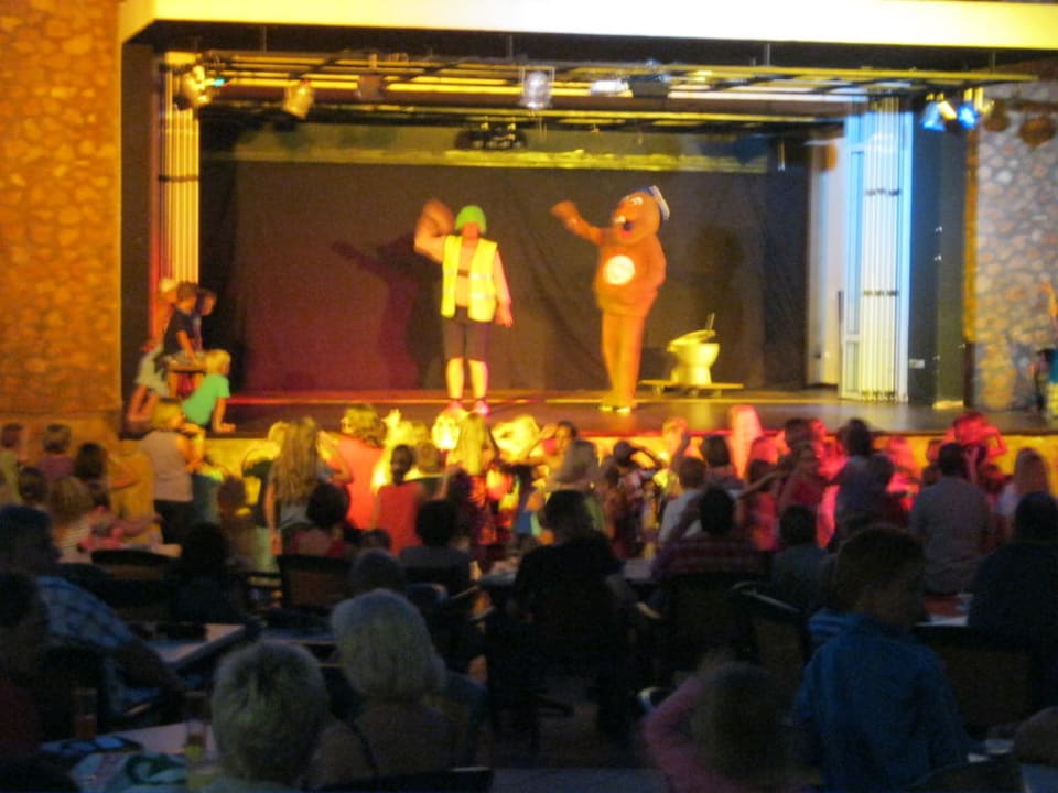 Minidisco mit Proty, dem Hotelmaskottchen Holiday Village Majorca