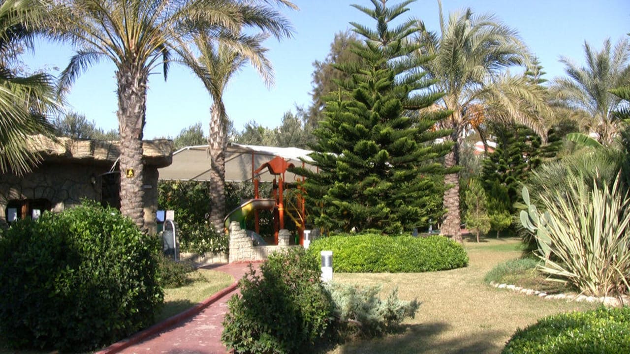 Garten auf dem Weg zum Strand Side Sun Hotel