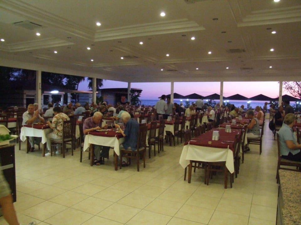 Der Restaurantbereich am Abend Hotel Sirma