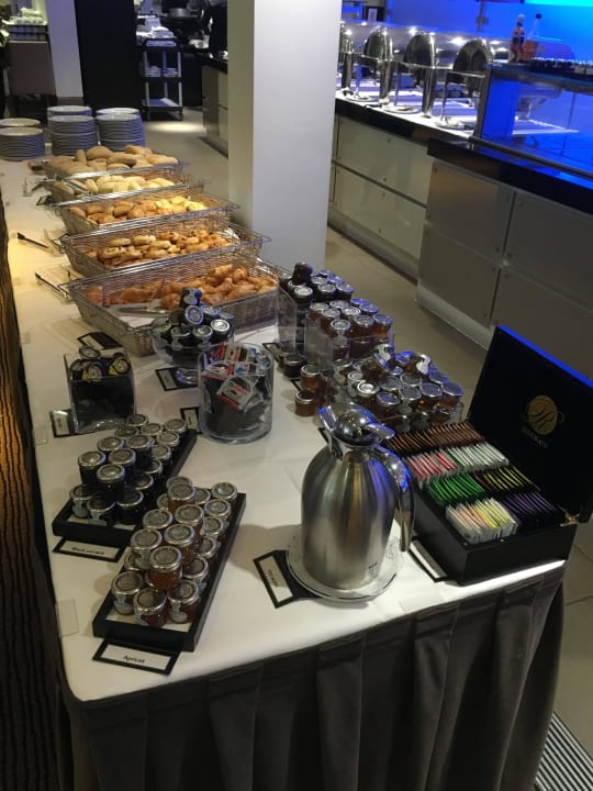 Frühstücksbuffet Leonardo Royal London Tower Bridge