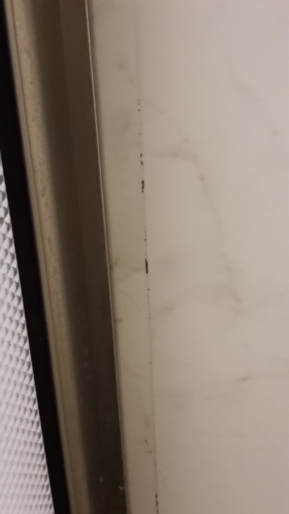 Schimmel in den Fugen im Badezimmer Vantaris Luxury Beach Resort