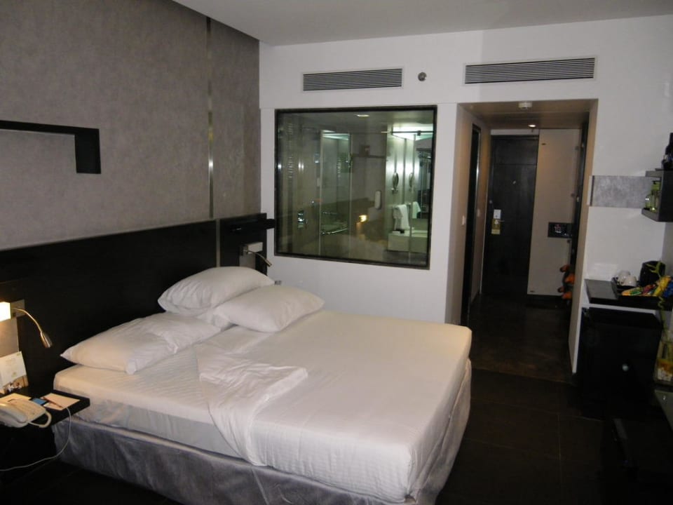 Sehr schön eingerichtetes Zimmer mit Glasfront Sayaji Hotel