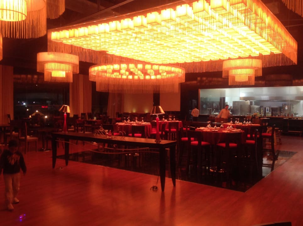 Podium Restaurant mit Schauküche im Hintergrund Hurghada Long Beach Resort