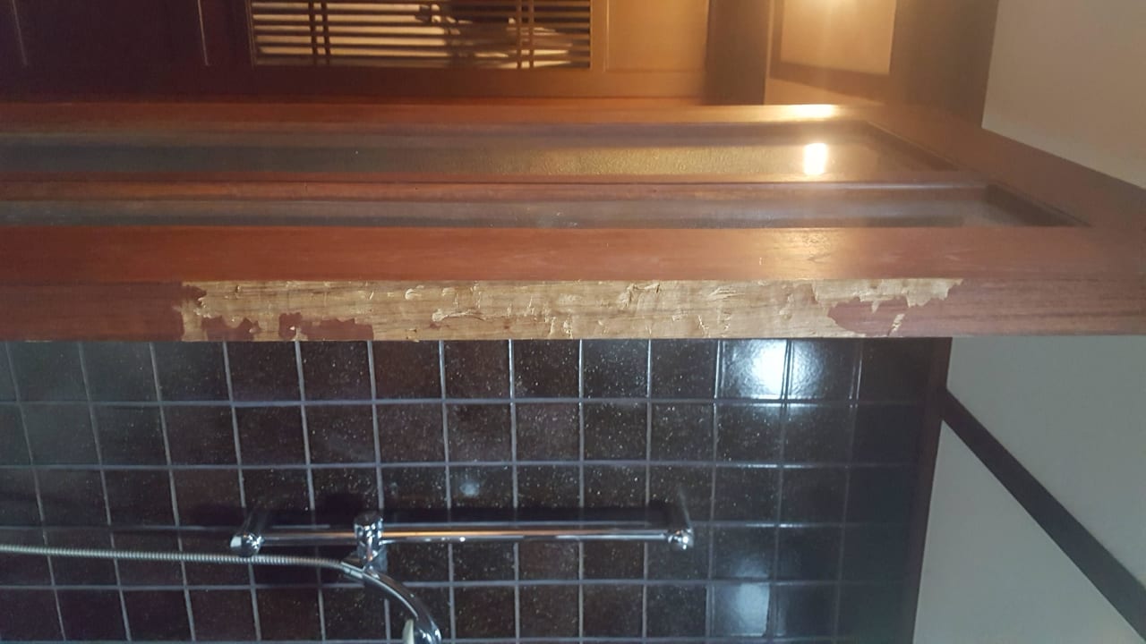 Tür zur Dusche mit Cuttermesser passend geschnitzt Khaolak Laguna Resort