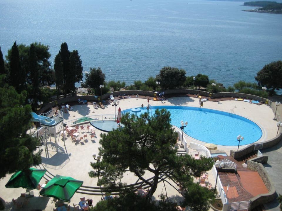 Blick vom 4. Stock auf Hotelpool und Meer Drazica Resort - Hotel Drazica