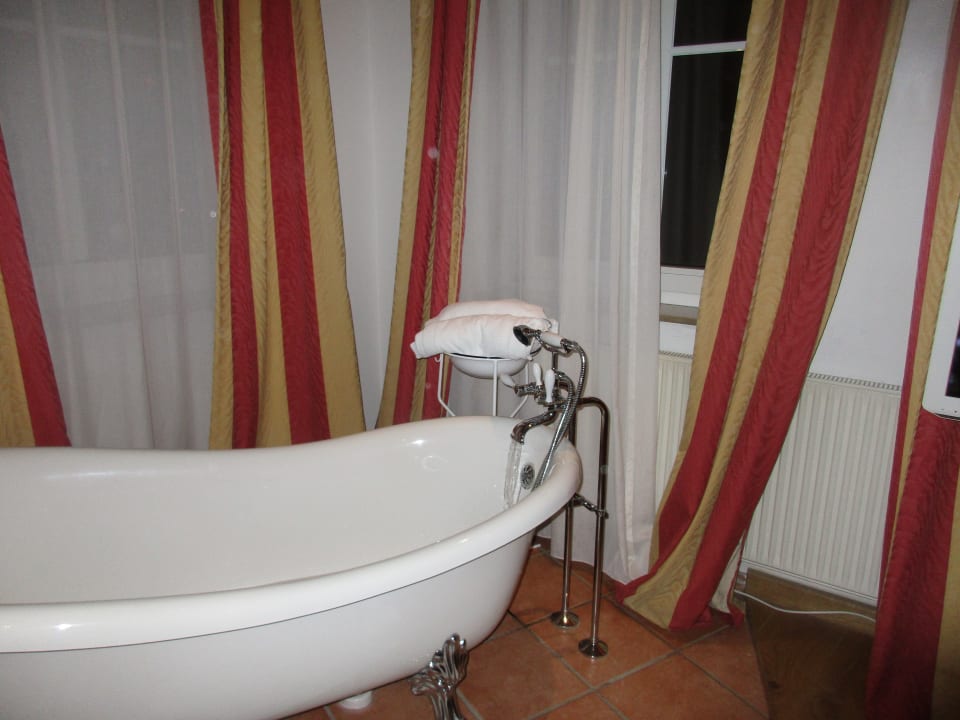 Badewann im Zimmer Hotel Drei Raben