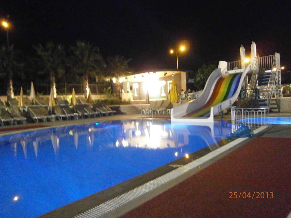 Basen nocą Hotel Ideal Beach