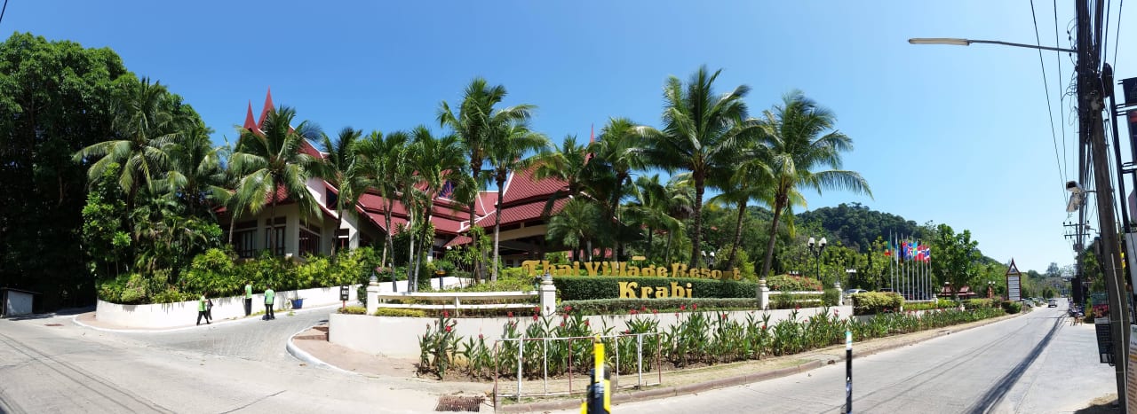 Straßenseite des Hotels Chada Thai Village Resort