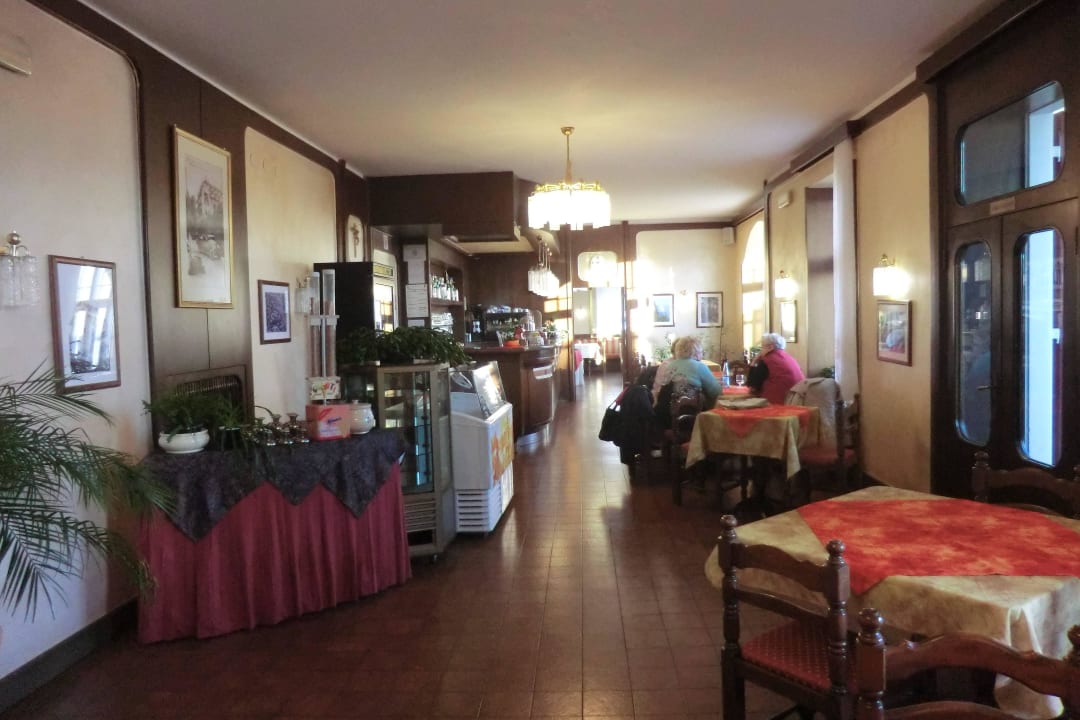 Bar - im Hintergrund Eingang zum Speisesaal Hotel Regina Del Bosco
