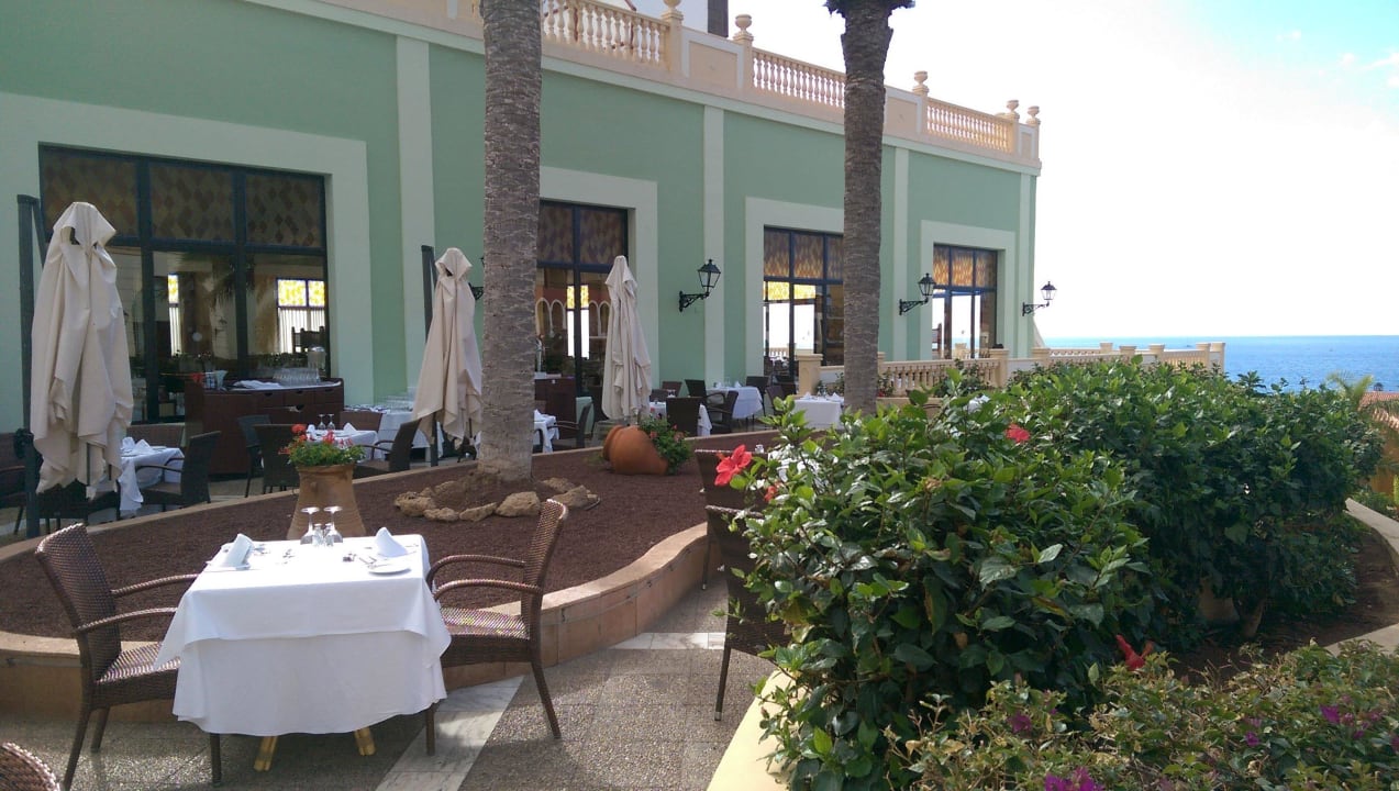 Teil des Außenbereichs vom Restaurant Bahia Principe Sunlight Costa Adeje
