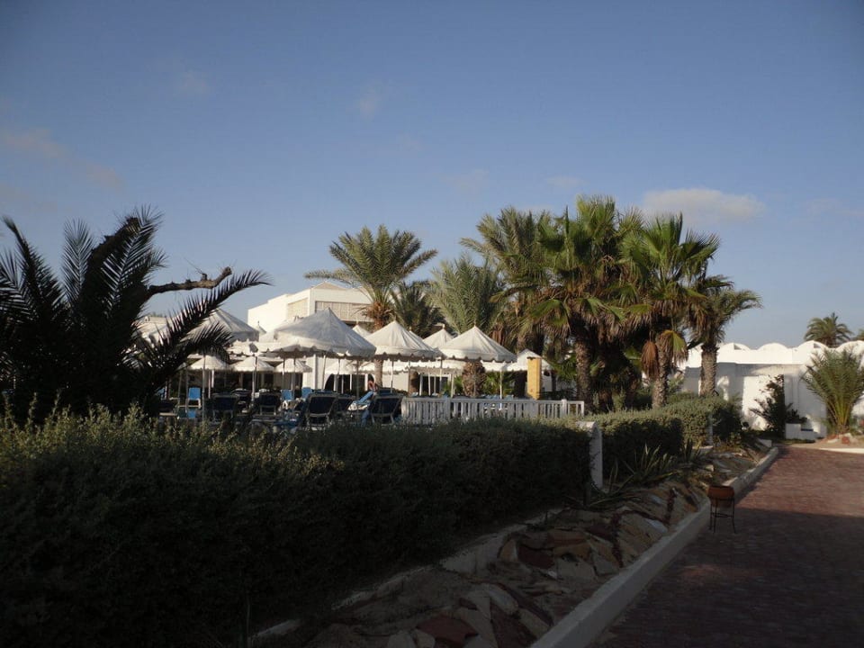 Seitenansicht auf die Poolanlage/Restaurant Hotel Meninx Djerba