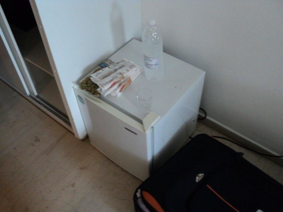 Lodówka w pokoju Gloria Maris Hotel Suites and Villa