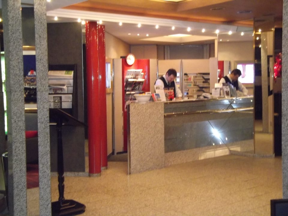 An der Rezeption Best Western Plus Hotel St. Raphael