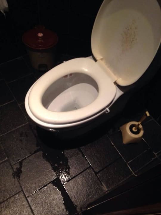 Verdreckte, stinkende Toiletten in der Lobby Meridian