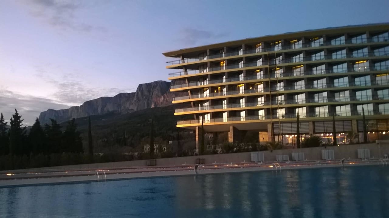 Отель на фоне гор  Mriya Resort & Spa