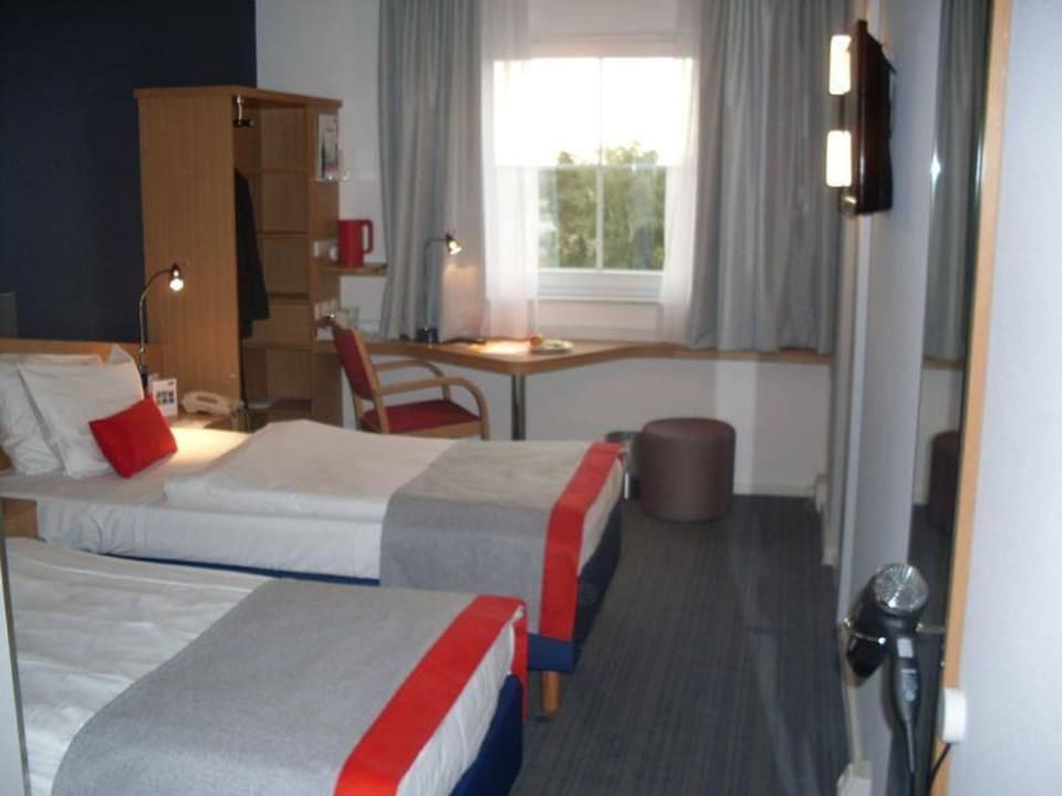 Blick ins Zimmer Holiday Inn Express Frankfurt - Airport