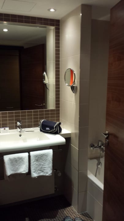 Badezimmer mit Waschtisch und Wanne Best Western Hotel Bamberg