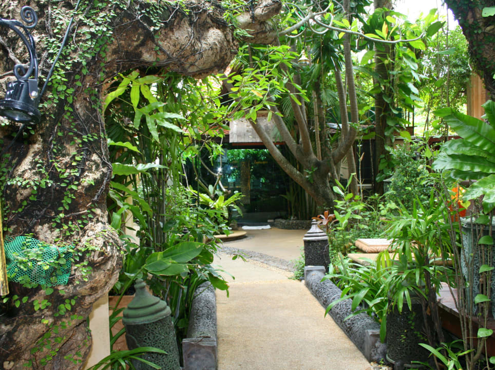 Weg vom Restaurant zur Rezeption Hotel Sawasdee Village