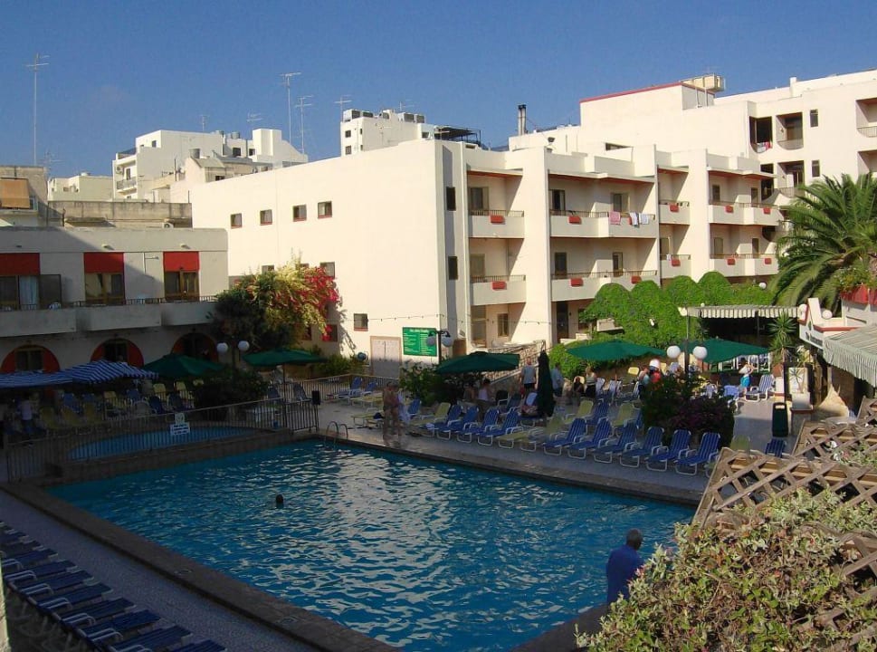 Blick Richtung Hauptgebäude db San Antonio Hotel + Spa