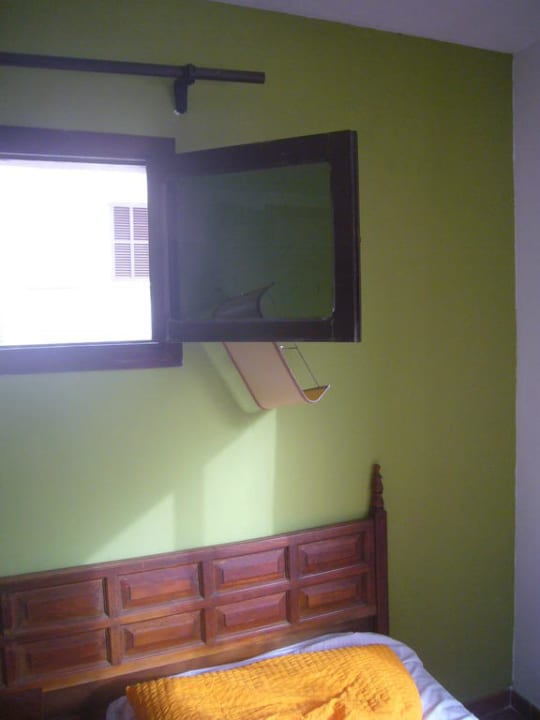 Lampenschirm und Fenster mögen sich nicht Hostel Don Carlos