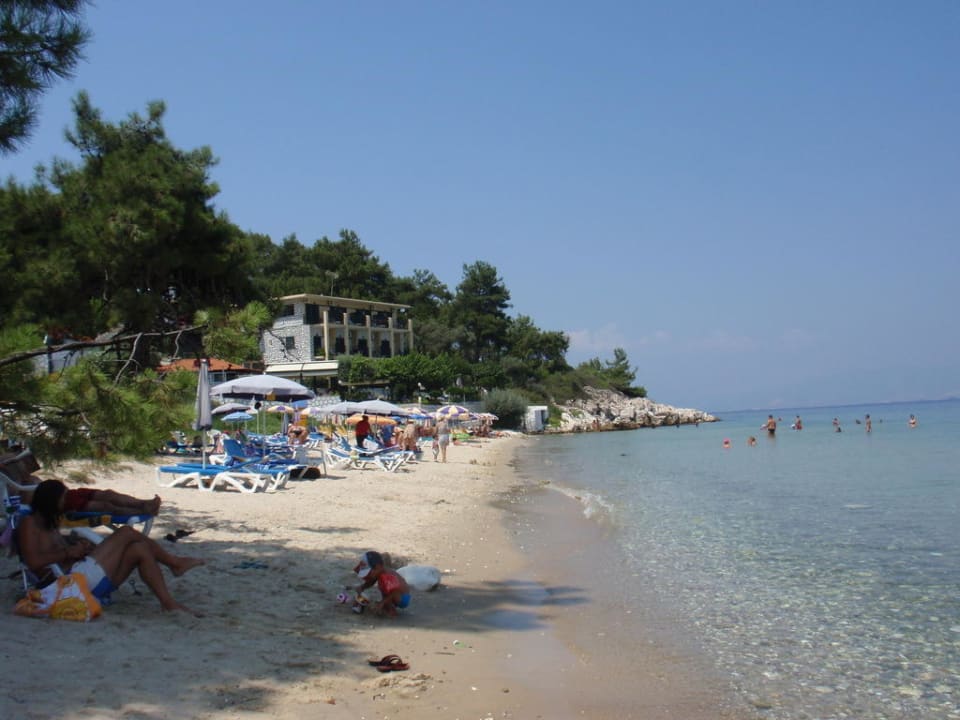 Blick vom Strand aufs Hotel Villa Nisteri